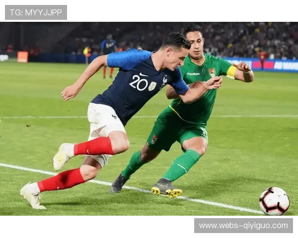 马赛主帅与摩纳哥教练握手，表情严肃低语交流