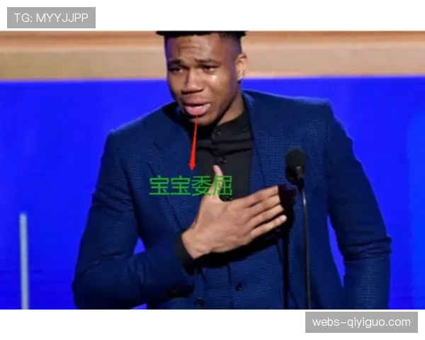 技术台花絮:马刺状元在暂停期间为小球迷签名 技术台花絮:马刺状元在暂停期间为小球迷签名