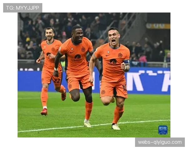 雨中激战，萨勒尼塔纳门将球衣撕裂被迫中途下场更换